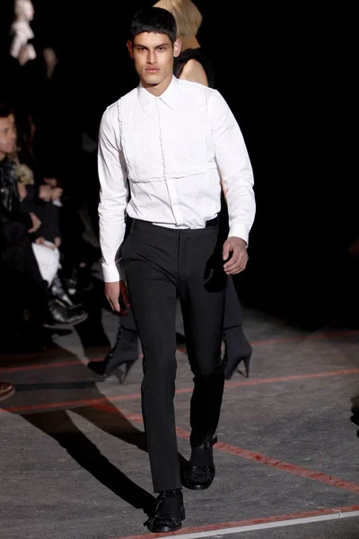 Look 32